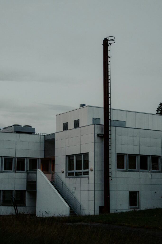 Importancia de una ventilación adecuada en fábricas Featured Image 1 683x1024